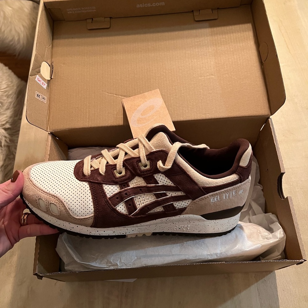 Brand new in the box unisex ASICS sz 8 mens or 9.5 womens